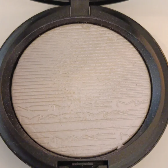 *Fixed Price* Mac Extra Dimension Skinfinish Highlighter in Soft Frost - Picture 2 of 5